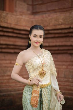 Tipik Tayland elbisesi giyen güzel kadın.