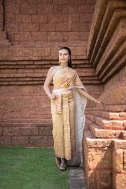 Tipik Tayland elbisesi giyen güzel kadın.