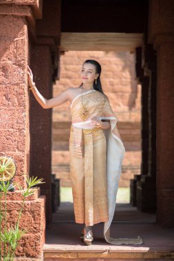 Tipik Tayland elbisesi giyen güzel kadın.