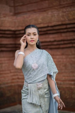 Tipik Tayland elbisesi giyen güzel kadın.