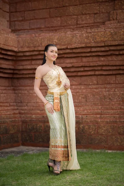 Piękna Kobieta Typowej Tajskiej Sukience — Zdjęcie stockowe