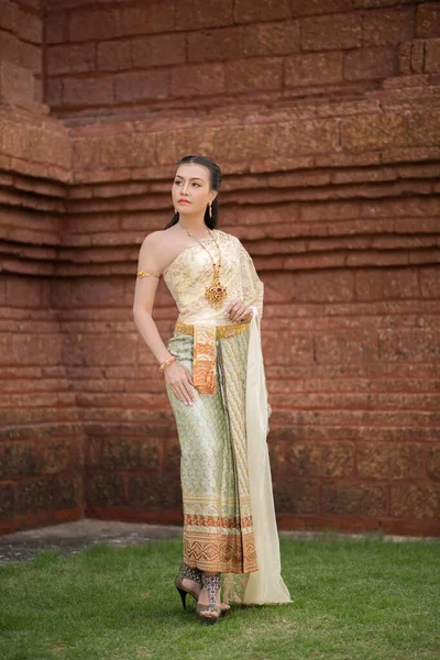 Mulher Bonita Usando Vestido Típico Tailandês — Fotografia de Stock