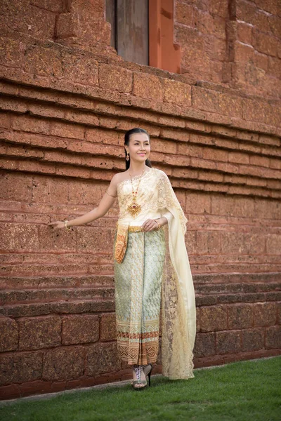 Vacker Kvinna Bär Typiska Thailändska Klänning — Stockfoto