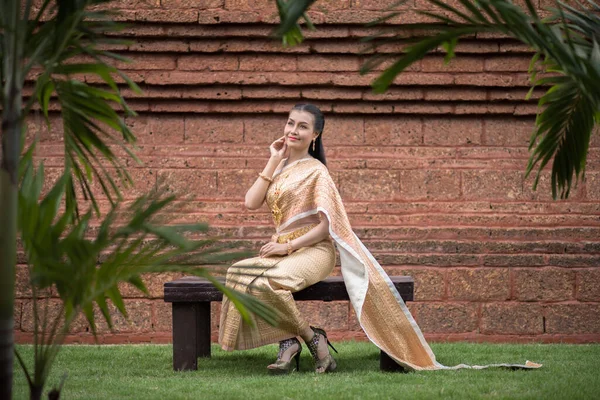 Mujer Hermosa Vistiendo Vestido Típico Tailandés — Foto de Stock