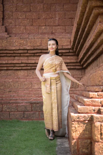 Vacker Kvinna Bär Typiska Thailändska Klänning — Stockfoto