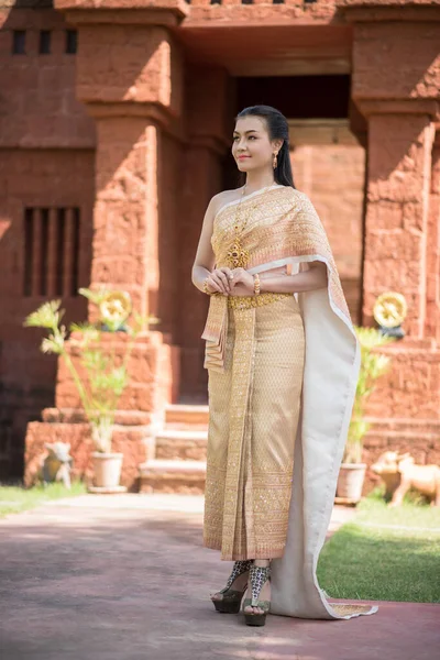 Tipik Tayland Elbisesi Giyen Güzel Kadın — Stok fotoğraf