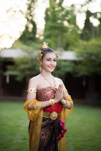 Bella Donna Indossa Tipico Abito Thailandese — Foto Stock