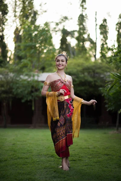 Mujer Hermosa Vistiendo Vestido Típico Tailandés — Foto de Stock