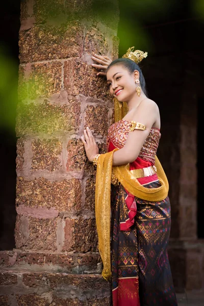 Belle Femme Portant Une Robe Thaïlandaise Typique — Photo