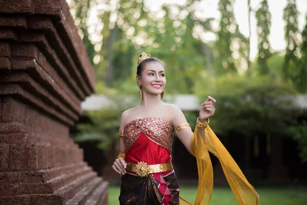 Mulher Bonita Usando Vestido Típico Tailandês — Fotografia de Stock