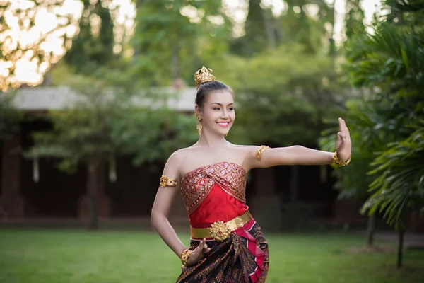 Schöne Frau Typisch Thailändischem Kleid — Stockfoto