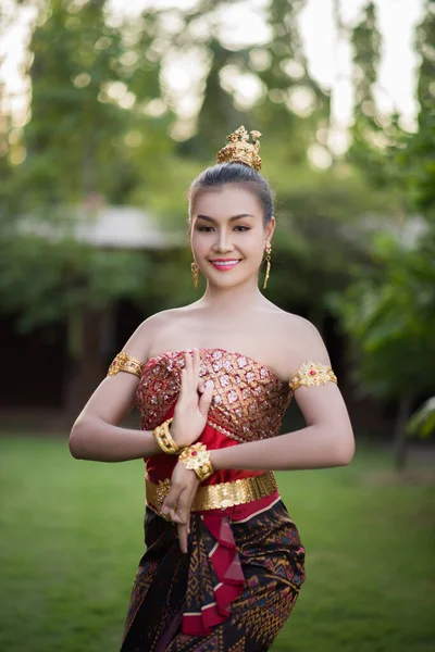 Mujer Hermosa Vistiendo Vestido Típico Tailandés — Foto de Stock