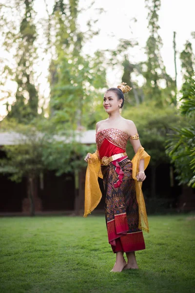 Mujer Hermosa Vistiendo Vestido Típico Tailandés — Foto de Stock