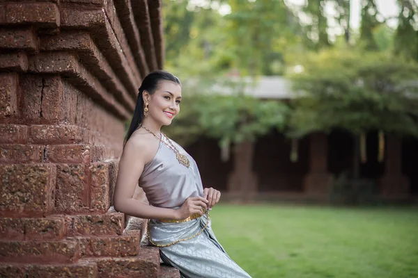 Mujer Hermosa Vistiendo Vestido Típico Tailandés —  Fotos de Stock