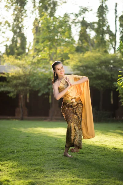 Mujer Hermosa Vistiendo Vestido Típico Tailandés — Foto de Stock