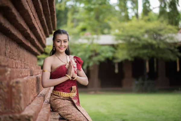 Gyönyörű Visel Tipikus Thai Ruha — Stock Fotó