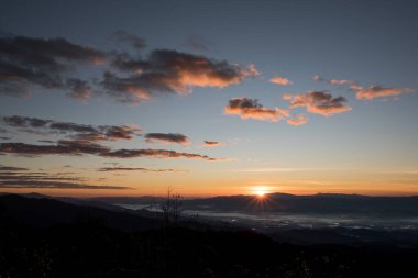 Sabah sıradağları Siluet katman dağları