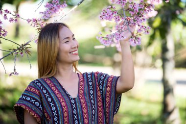 Doğadaki mutlu kadınlar