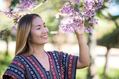 Doğadaki mutlu kadınlar