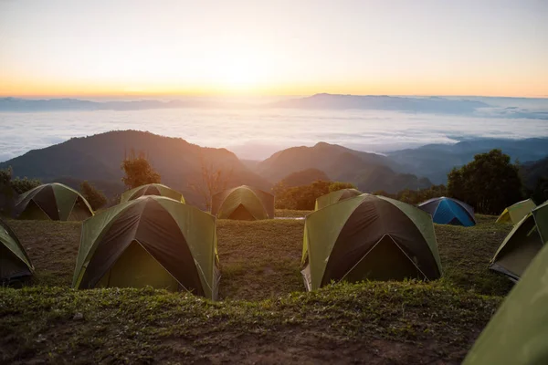 山の中の朝のキャンプ — ストック写真
