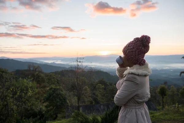 여자가 새벽에 일어나서 산에서 있습니다 — 스톡 사진