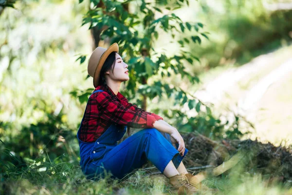 Women Farmer Sitting Tired Harvest — Stock Photo, Image