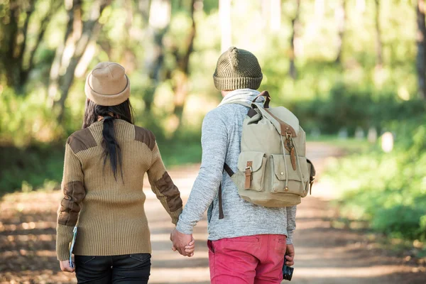 Pareja Joven Turista Viaje Bosque Montaña — Foto de Stock