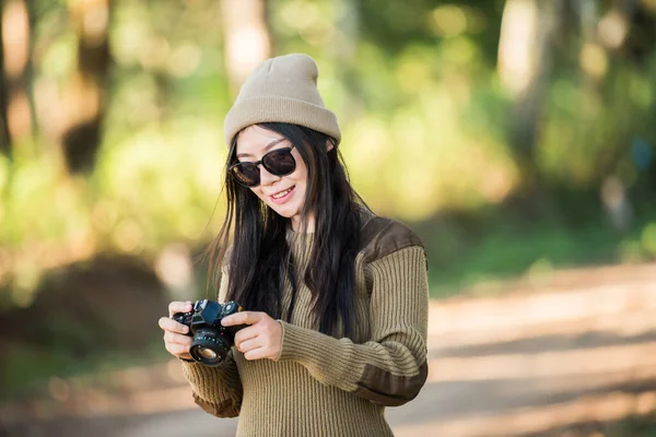 Vrouw Reiziger Gaat Alleen Het Bos — Stockfoto