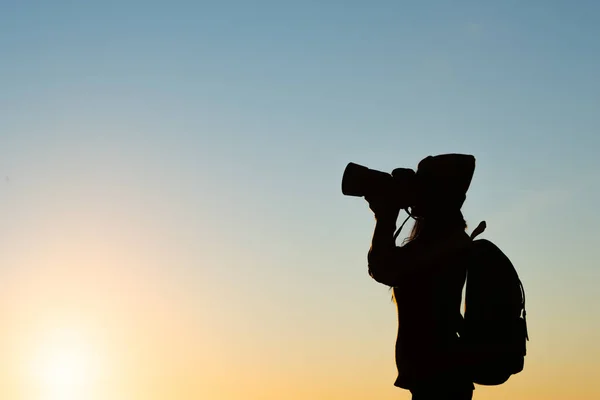 Silueta Mujer Turista Pie Montaña — Foto de Stock