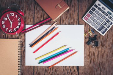 Ahşap masa çalışma alanındaki beyaz sayfa