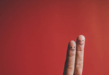 Kırmızı arkaplanda duygu yüklü parmak