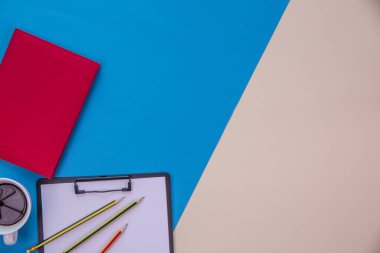 Üst kattaki ofis masasında yatıyordu. Çalışma alanı arkaplanı