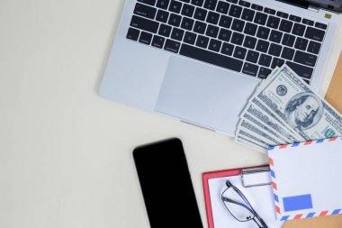 Üst kattaki ofis masasında yatıyordu. Çalışma alanı arkaplanı