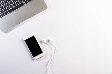 Üst kattaki ofis masasında yatıyordu. Çalışma alanı arkaplanı
