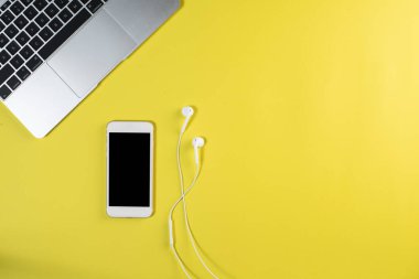 Üst görünüm cep telefonu beyaz masada