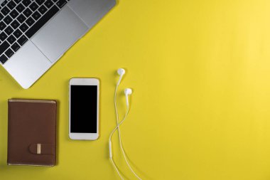 Üst görünüm cep telefonu beyaz masada