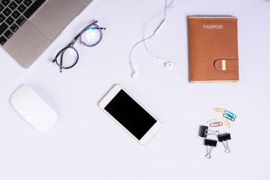 Üst görünüm cep telefonu beyaz masada