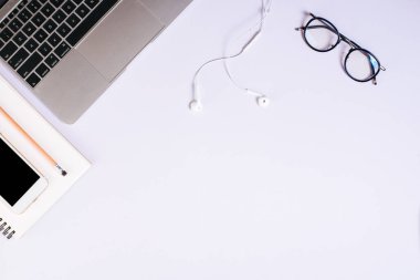 Üst kattaki ofis masasında yatıyordu. Çalışma alanı arkaplanı