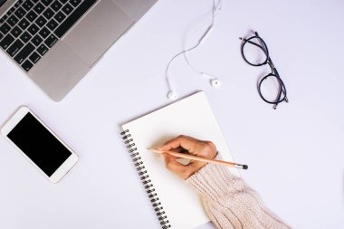 Üst kattaki ofis masasında yatıyordu. Çalışma alanı arkaplanı