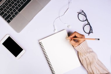 Üst kattaki ofis masasında yatıyordu. Çalışma alanı arkaplanı