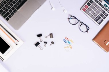 Üst kattaki ofis masasında yatıyordu. Çalışma alanı arkaplanı