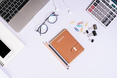 Üst kattaki ofis masasında yatıyordu. Çalışma alanı arkaplanı