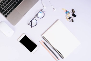 Üst kattaki ofis masasında yatıyordu. Çalışma alanı arkaplanı