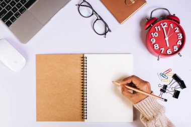 Üst kattaki ofis masasında yatıyordu. Çalışma alanı arkaplanı