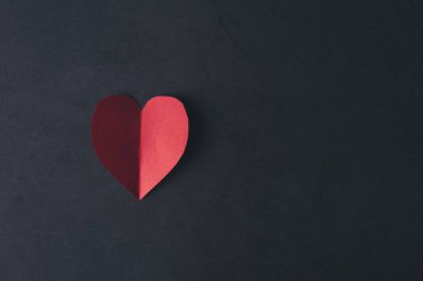 Siyah arkaplan üzerine kırmızı çınar kağıdı