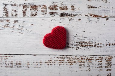 Duvarın arka planında kırmızı kalp