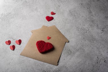 Kalbin düz dizaynlı kağıt ev