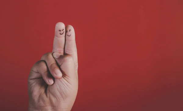 赤い背景に感情を持つ指 — ストック写真