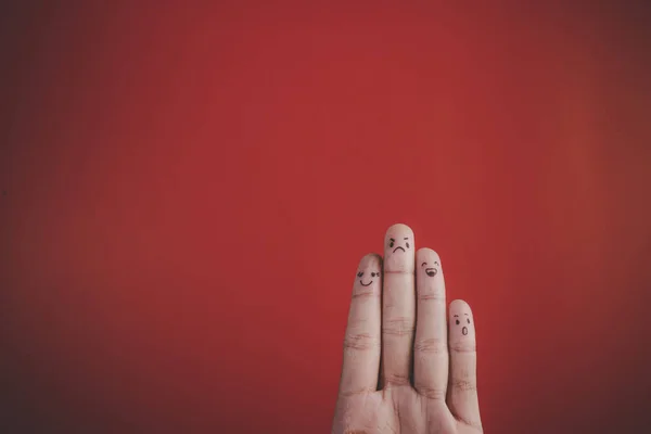 赤い背景に感情を持つ指 — ストック写真