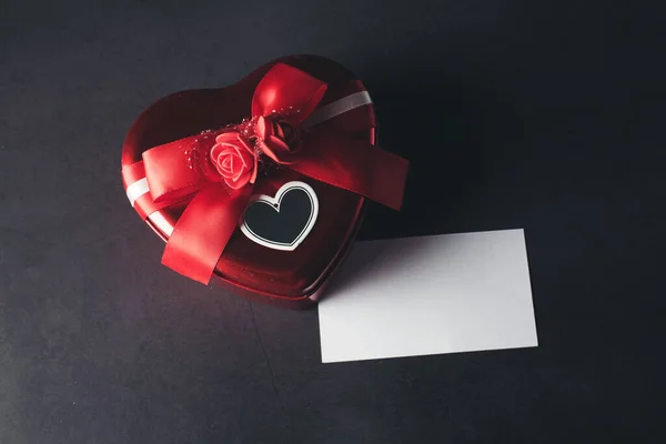 Caja Regalo Forma Corazón Con Tarjeta Nota Blanco Día San — Foto de Stock